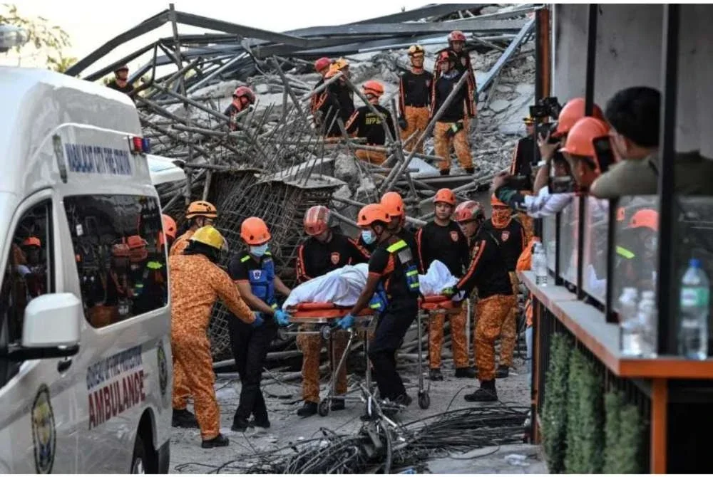 Operasi SAR diteruskan untuk menjejaki 17 lagi mangsa dipercayai masih terperangkap. - Foto Agensi