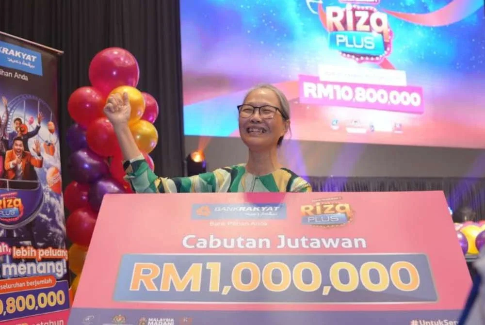 Hui Yong membawa pulang RM1 juta selepas diumum sebagai pemenang Akuan Pelaburan-i Rizq Plus pada majlis Raikan Jutaan Ganjaran Bank Rakyat di Menara Kembar Bank Rakyat.