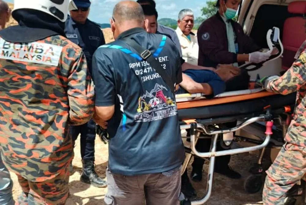 Mangsa berjaya dikeluarkan dan diserahkan kepada pihak KKM untuk tindakan lanjut. Foto JBPM