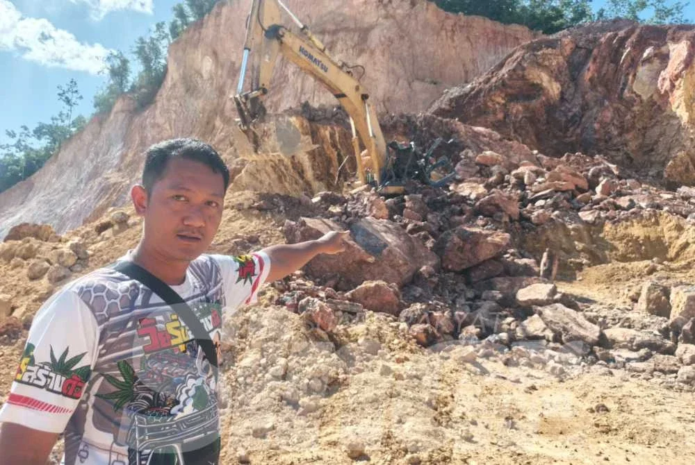 Rosyazwan menunjukkan lokasi kejadian mangsa cedera parah dihempap runtuhan kuari di Pokok Sena. 