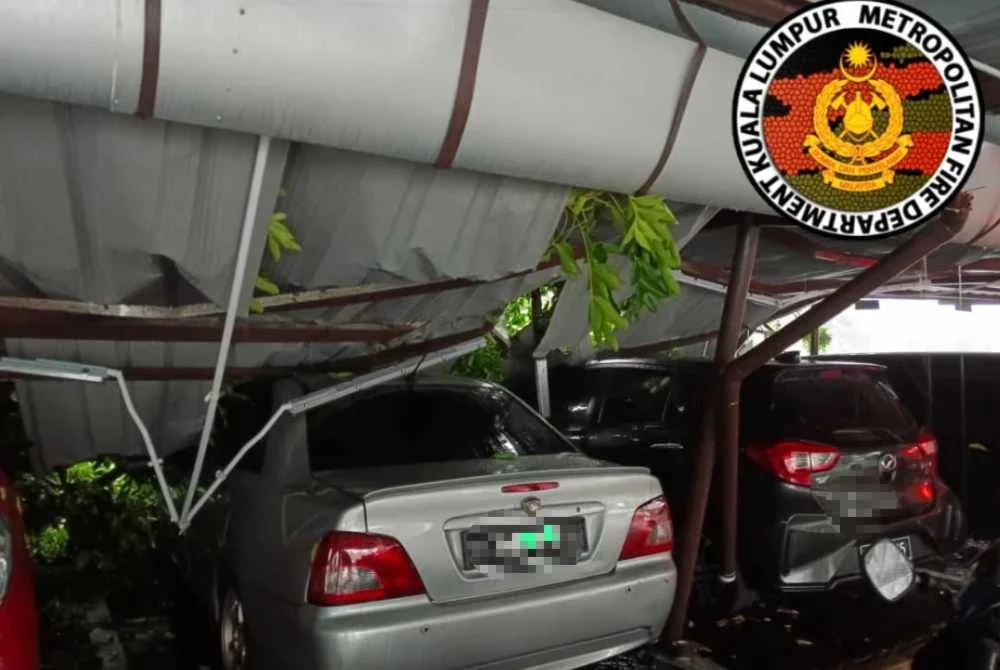 Antara kenderaan terlibat dalam kejadian pokok tumbang pada Isnin. Foto JBPM Kuala Lumpur