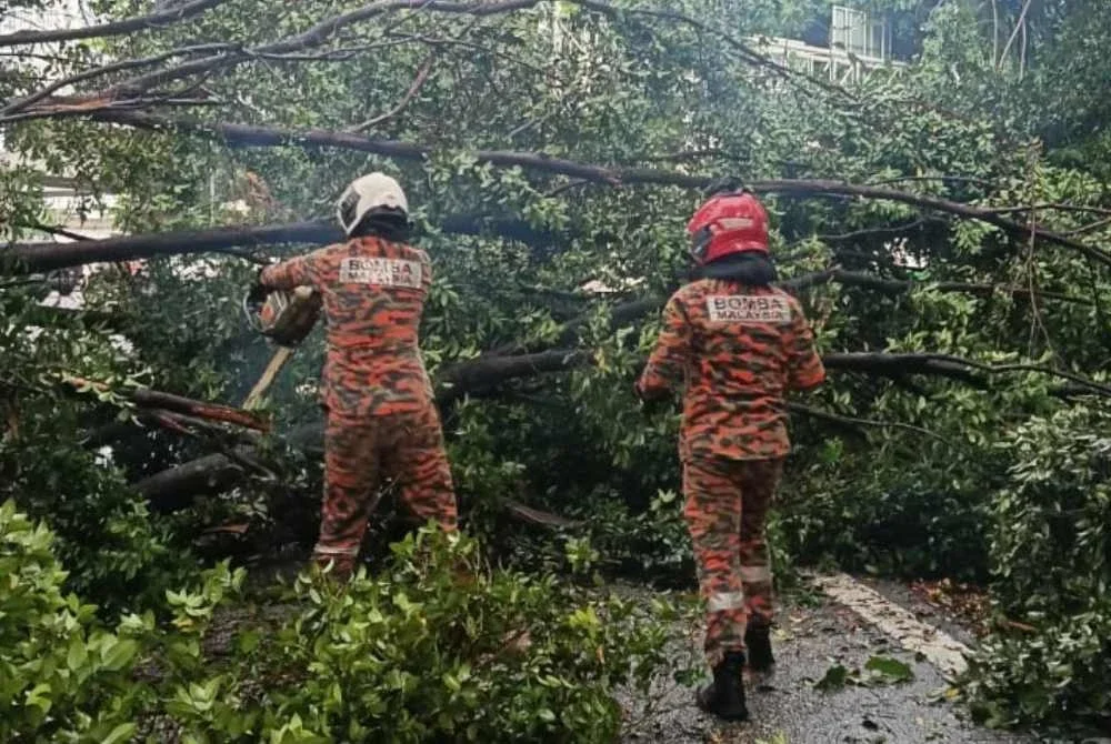 Anggota bomba menjalankan kerja mengalihkan pokok tumbang dalam kejadian pada Isnin. Foto JBPM Kuala Lumpur