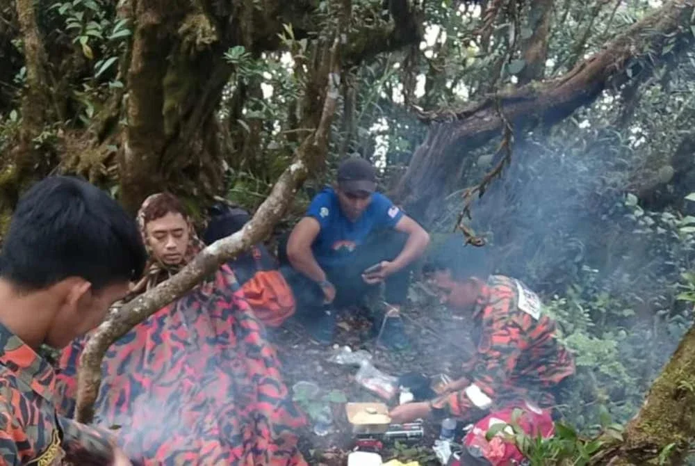 Lelaki yang mengalami sesak nafas dan muntah berdarah semasa mendaki Gunung Batu Putih berjaya diselamatkan dan dibawa turun ke Kem Batalion 3 PGA Bidor, petang Isnin. Foto JBPM Perak