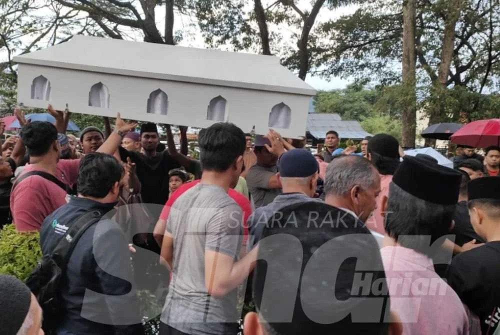 Jenazah Muhammad Faezuan Hakim dibawa sebelum dikebumikan di Tanah Perkuburan Islam Setali. 