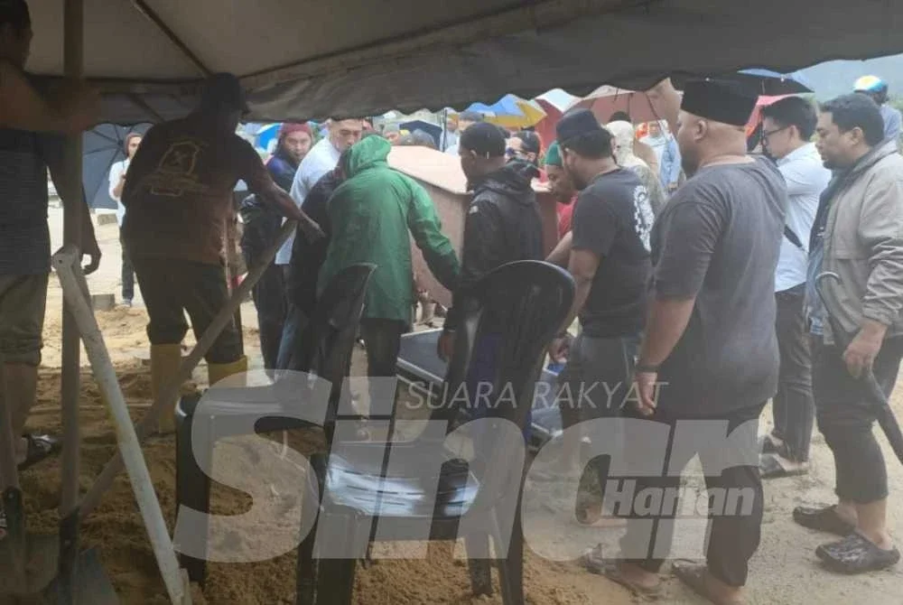 Jenazah Nik Muhammad Hafifi tiba untuk dikebumikan. 