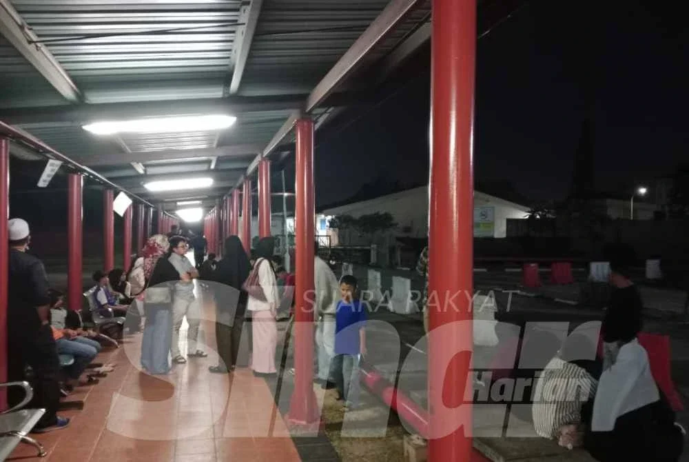 Suasana hiba menyelubungi sekitar pekarangan Jabatan Forensik HTAR apabila sanak saudara Allahyarham dilihat mula hadir untuk tujuan serahan jenazah.