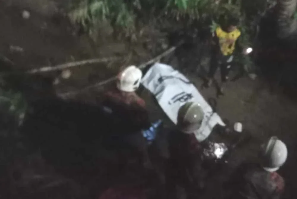 Penunggang motosikal disahkan meninggal dunia di lokasi kejadian sebelum mayat diserahkan kepada pihak polis untuk tindakan lanjut. Foto JBPM