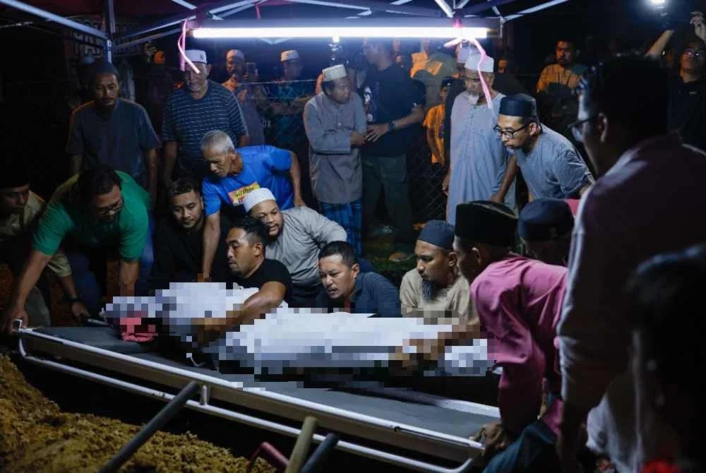 Jenazah Allahyarham Ahmad Fiqri dikebumikan di Tanah Perkuburan Islam Padang Sebang pada Isnin. Foto Bernama