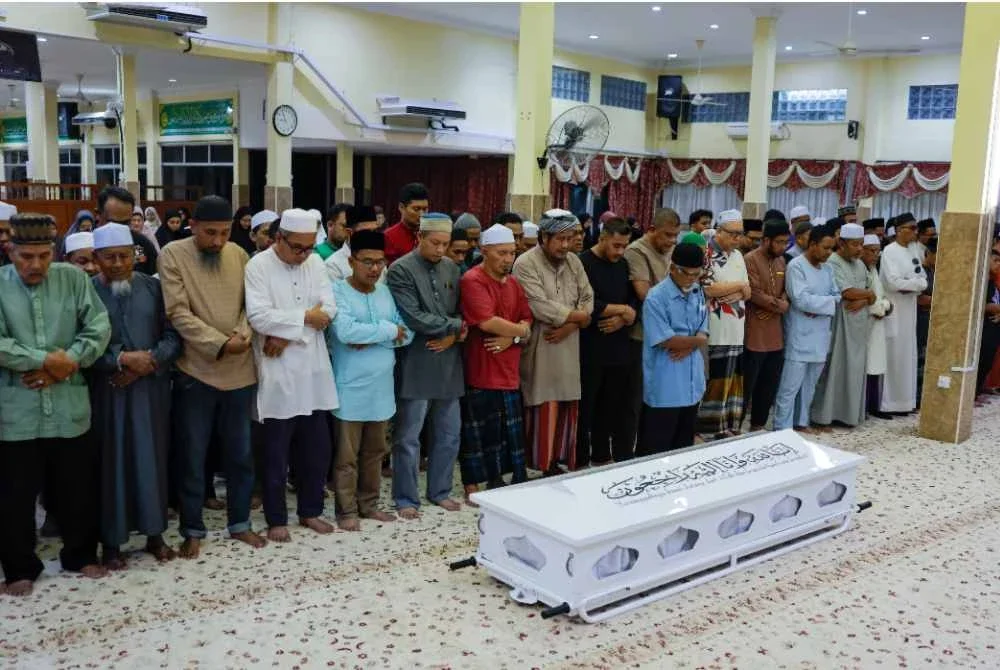 Jenazah Allahyarham Ahmad Fiqri disolatkan di Masjid Al Najihin, Padang Sebang. Foto Bernama