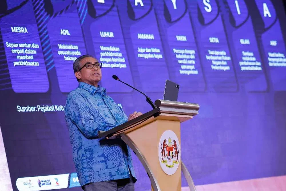 Shamsul Azri menyampaikan ucapan semasa hadir ke Majlis Apresiasi ERAT di Putrajaya pada Isnin. Foto Bernama