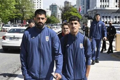 Pemain pasukan bola sepak kebangsaan Iran tiba di pusat permohonan visa untuk memohon visa Kanada di Ankara, Turkiye pada Rabu lalu. Foto Agensi