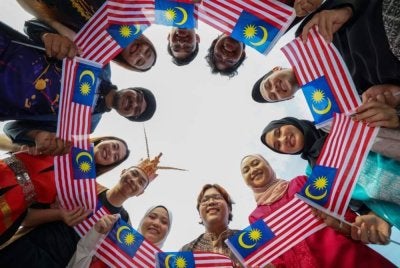Tak kira kaum apapun, pasti ada rasa kedekatan semula jadi dengan kaum sendiri, bukan sekadar warna kulit dan tempat, tapi bahasa, budaya dan sistem nilailah yang paling mengikat mereka. Gambar hiasan