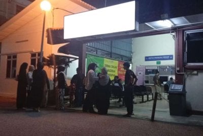 Ahli keluarga mangsa kemalangan bot di luar pesisir Terengganu-Kelantan berada di perkarangan Jabatan Perubatan Forensik HSNZ bagi menunggu proses bedah siasat dijalankan.