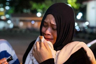 Nurkhaeryna Dhania Azreen kelihatan sugul dan tidak dapat menahan sebak ketika menunggu untuk menuntut jenazah suaminya, Muhammad Faezuan Hakim Mohammad Bustaman, 28, di Jabatan Perubatan Forensik, Hospital Sultanah Nur Zahirah (HSNZ). Foto Bernama