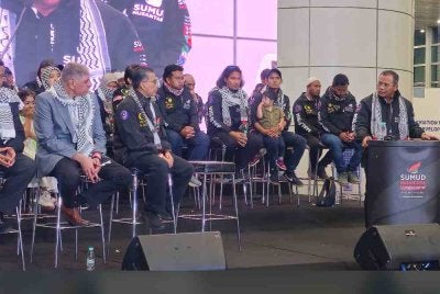 Amirudin (kanan) berucap pada Himpunan Solidariti Kepulangan Aktivis Kemanusiaan GSF 2.0 di Lapangan Terbang Antarabangsa Kuala Lumpur (KLIA) pada Ahad.