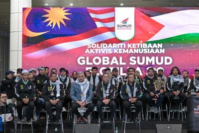 Menteri Besar Selangor, Datuk Seri Amirudin Shari (hadapan,duduk,kanan) hadir bersama meraikan ketibaan aktivis Global Sumud Flotilla 2.0 sejurus tiba di balai ketibaan KLIA. Foto Bernama