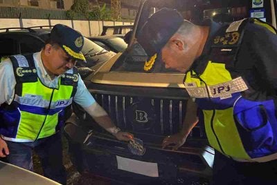 Mercedes Benz Brabus AMG milik pakar motivasi bergelar Datuk disita JPJ menerusi Op Luxury.