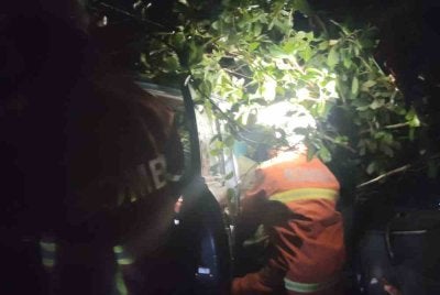 Anggota bomba menjalankan kerja menyelamatkan mangsa dalam kemalangan awal pagi Isnin.
