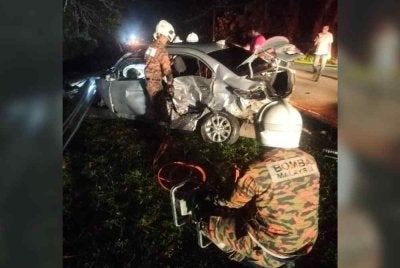 Keadaan kereta yang terlibat dalam kemalangan di Lebuhraya Segamat-Kuanta, Muadzam Shah awal pagi Isnin. Foto Bomba Pahang
