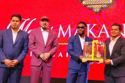 Pemenang kasut emas Liga A1 Semi Pro, Mbraga (dua dari kanan) memberi bayangan sedia kekal menabur bakti bersama KRW FC untuk mengharungi saingan Liga M musim hadapan.