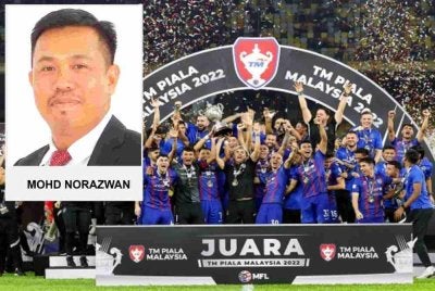 Pasukan JDT meraikan kejayaan selepas berjaya menewaskan pasukan Selangor FC dengan keputusan 2-1 pada Perlawanan Akhir TM Piala Malaysia 2022 di Stadium Nasional Bukit Jalil pada Sabtu. Foto: Bernama