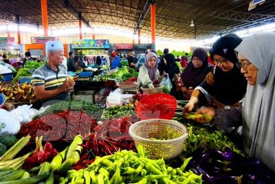 Orang ramai sedang sibuk memilih sayur-sayuran untuk digunakan pada Aidiladha nanti di RTC Tunjong, Kota Bharu pada Isnin. Foto:SINAR HARIAN/HAZELEN LIANA KAMARUDIN