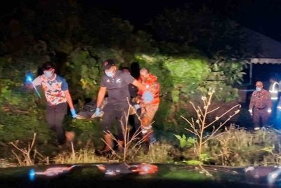 Polis mengangkat mayat lelaki yang ditemukan terapung di Sungai Kampung Lebak Seberang pada malam Ahad. Foto Polis Temerloh