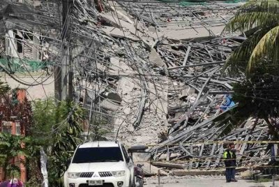Pita amaran dipasang mengelilingi kawasan bangunan runtuh di Angeles City, wilayah Pampanga, utara Manila, Filipina. Foto AP