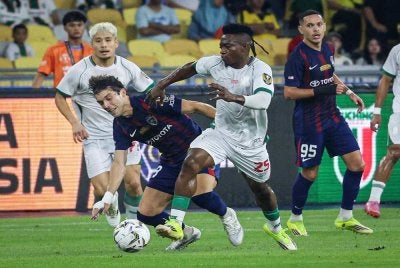 Pemain JDT, Ignacio Mendez Navia Fernandez diasak pemain Kuching City FC, Moses Atede Jona Atuluku pada perlawanan akhir Piala Malaysia di TM Stadium Nasional Bukit Jalil pada Sabtu lalu. - Foto: Bernama 