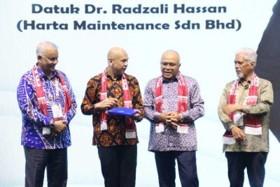 (Dari kanan) Pengerusi Pernas,Datuk Rozhan Ghazalli; Ketua Setiausaha KPDN, Datuk Mohd Sayuthi Bakar; Menteri KPDN, Datuk Armizan Mohd Ali dan Pengerusi Malaysian Franchise Institute (MFA), Datuk Dr Radzali Hassan semasa Majlis Perasmian Franchise International Malaysia (FIM) 2026.