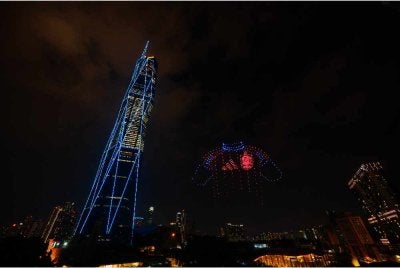 Pertunjukan dron berskala besar berlatarbelakangkan Merdeka 118 dan Stadium Merdeka. 