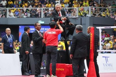 Pengurus Pasukan Sepak Takraw Thailand, Auychai Srisuwan (dua, kanan) membantah keputusan pengadil pada aksi final menentang pasukan Malaysia dalam acara regu berpasukan Piala Dunia Sepak Takraw 2026. Foto Bernama