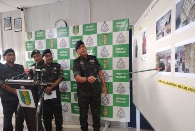 Hakemal menunjukkan rampasan dadah yang dilaksanakan anggotanya di pesisir pantai di Tanjong Sepat, Kuala Langat, Sabtu lalu.