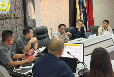 Mohd Azlan (tiga dari kanan) ketika mempengerusikan mesyuarat pertama Jawatankuasa Integriti dan Keselamatan Rangkaian Negeri Perak sebelum ini.