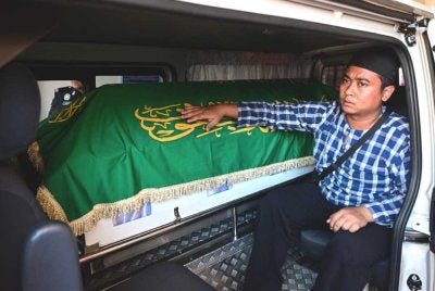 Ahli keluarga mengiringi jenazah Muhammad Faezuan Hakim, ketika dibawa ke Kuantan selepas proses bedah siasat di Jabatan Perubatan Forensik Hospital Sultanah Nur Zahirah (HSNZ) pada Isnin. Foto Bernama
