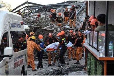 Operasi SAR diteruskan untuk menjejaki 17 lagi mangsa dipercayai masih terperangkap. - Foto Agensi