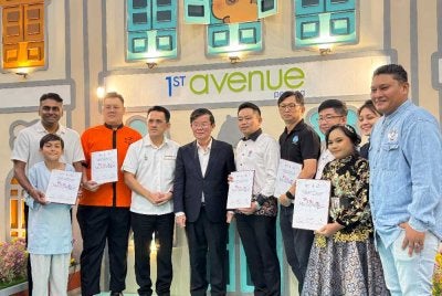 Kon Yeow (empat dari kiri) menyampaikan sijil penyertaan kepada peserta yang terlibat dalam menjayakan MV 'Oh Malaysiaku'.