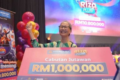 Hui Yong membawa pulang RM1 juta selepas diumum sebagai pemenang Akuan Pelaburan-i Rizq Plus pada majlis Raikan Jutaan Ganjaran Bank Rakyat di Menara Kembar Bank Rakyat.