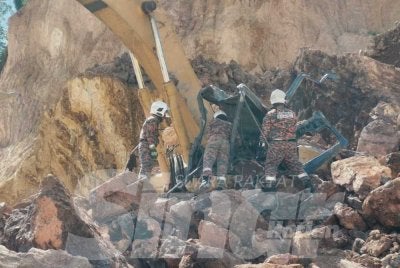 Anggota bomba membuat pemeriksaan di lokasi runtuhan kuari selepas mangsa berjaya dikeluarkan. 