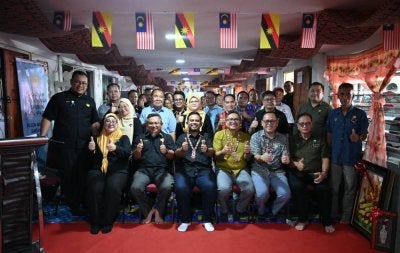 Manndzri (duduk, tiga dari kiri), Roy Angau dan Shaharuddin bergambar bersama pekebun kecil yang hadir pada Program Kemakmuran Pekebun Kecil Peringkat RISDA Negeri Sarawak Tahun 2026 di Rumah Budit, Nanga Beretik, di sini pada Isnin.