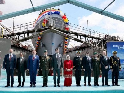 Raja Zarith Sofiah menyempurnakan Upacara Penamaan dan Pelancaran LMSB2 (2).