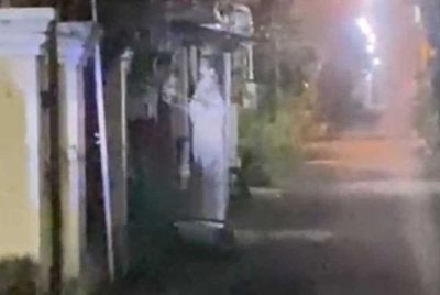 Salah satu tangkap layar video kelibat pocong yang tular di Lamongan.