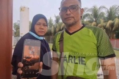 Hamidah bersama suaminya, Amirul Nizam Abdul Aziz menunjukkan gambar Zulfiqar.