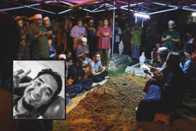 Jenazah Allahyarham Ahmad Fiqri (gambar kecil) selamat dikebumikan di Tanah Perkuburan Islam Padang Sebang selepas disolatkan di Masjid Al Najihin, Padang Sebang pada Isnin. Foto Bernama
