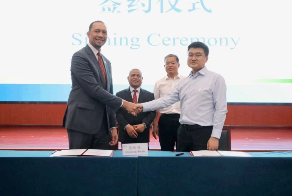 Saarani (belakang, kiri) turut menyaksikan pemeteraian Memorandum Kerjasama Strategik di antara Perak SADC dengan Shuifa Energy Group bagi projek tenaga baharu berkonsepkan Floating Aqua-Voltaic ketika Misi Perdagangan dan Pelaburan Kerajaan Negeri ke China dari 17 hingga 24 Mei lalu.