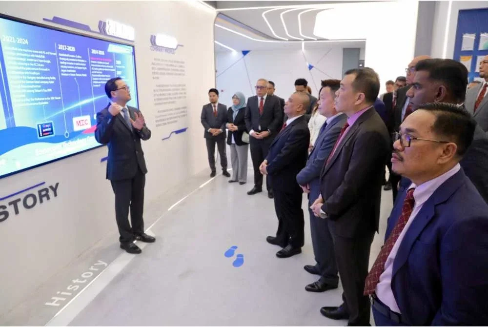 Delegasi kerajaan negeri diketuai Saarani mendengar taklimat ketika mengadakan lawatan kerja ke Ibu Pejabat Ennoconn di Kunshan, China.
