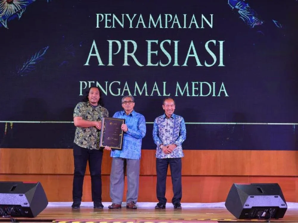 Sinar Harian diwakili Ketua Wartawan Jenayah, Muhammad Afham Ramli menerima penghargaan media pada majlis yang berlangsung.