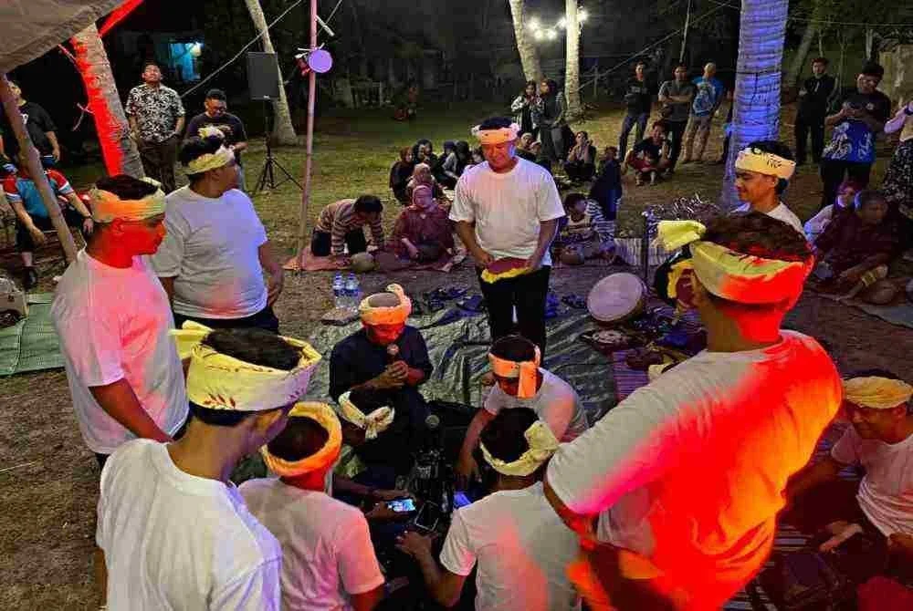 Seni persembahan dikir labo yang pernah menjadi hiburan masyarakat Melayu di Kelantan suatu ketika dahulu kini semakin tenggelam apabila hanya tinggal tiga kumpulan aktif yang masih mempertahankan warisan berusia lebih 70 tahun itu. Foto: SINAR HARIAN/HAZELEN LIANA KAMARUDIN