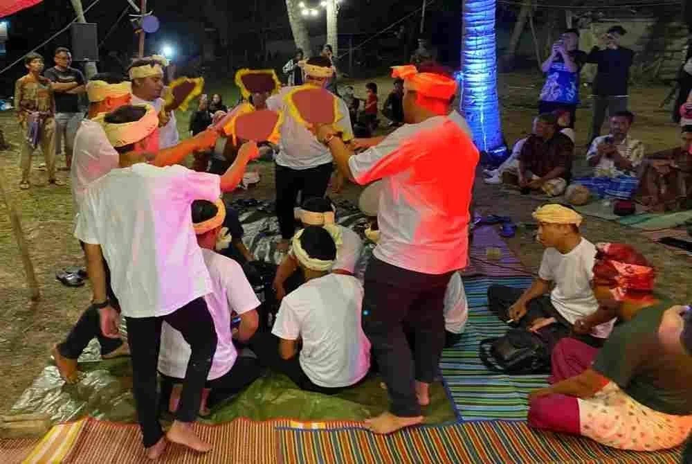 Seni persembahan dikir labo yang pernah menjadi hiburan masyarakat Melayu di Kelantan suatu ketika dahulu kini semakin tenggelam apabila hanya tinggal tiga kumpulan aktif yang masih mempertahankan warisan berusia lebih 70 tahun itu. Foto: SINAR HARIAN/HAZELEN LIANA KAMARUDIN