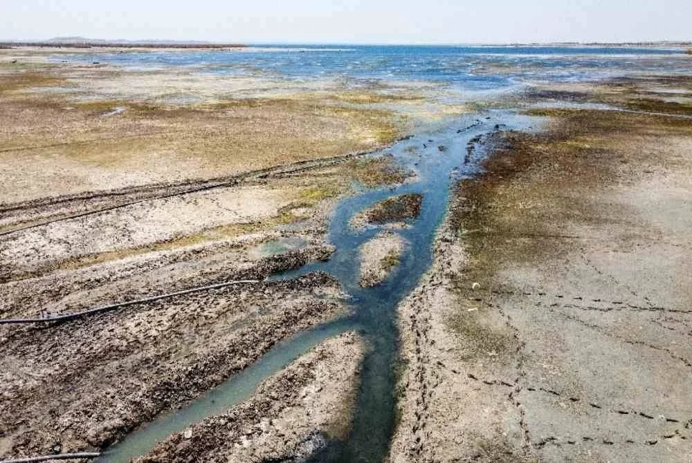 Sungai Furat tersebut dijangka kering sepenuhnya menjelang 2040. - Foto Agensi